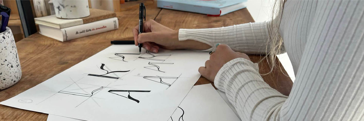 Une graphiste de l'agence Bixoko en train de créer une identité visuelle