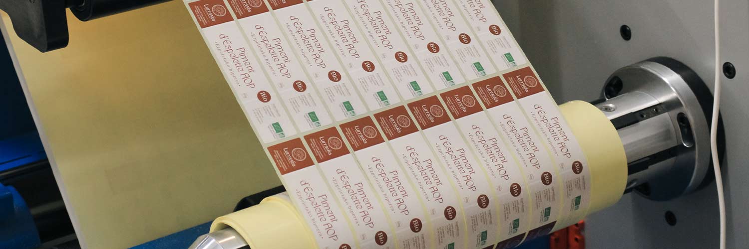 Impression sur rouleaux d'étiquettes adhésive. 