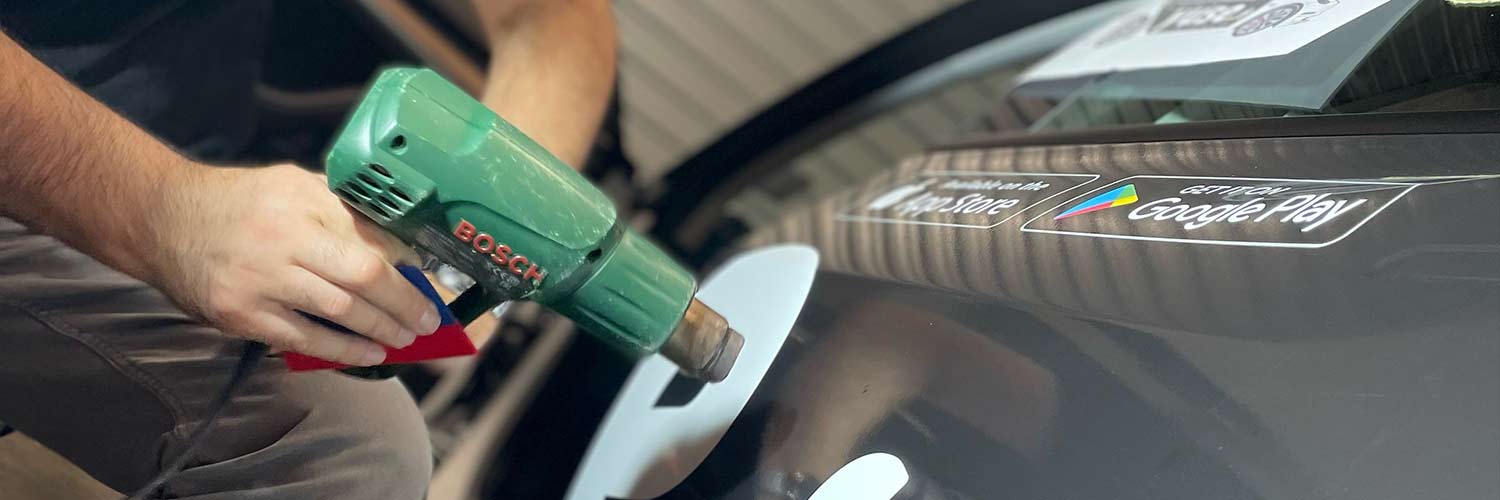 technicien de Bixoko effectuant l'habillage d'un véhicule