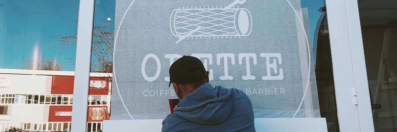Installation de la vitrine Odette coiffeur barbier à Biarritz par l'atelier Bixoko